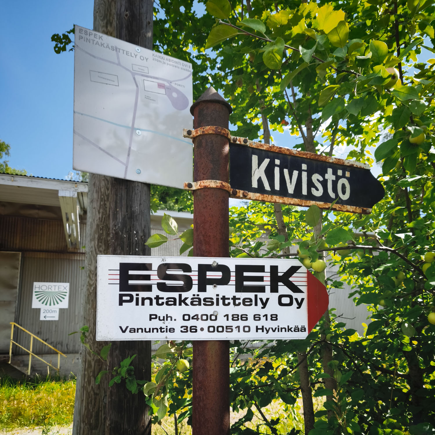 Espek Pintakäsittely Oy -kyltti tien varressa